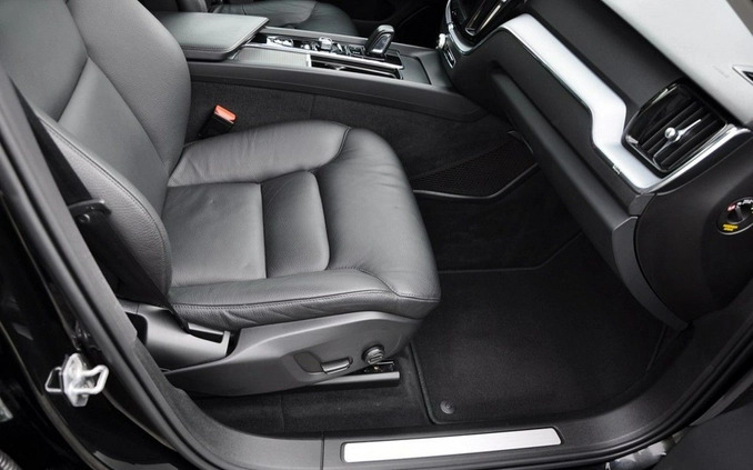 Volvo XC 60 cena 139898 przebieg: 143000, rok produkcji 2019 z Orzesze małe 781